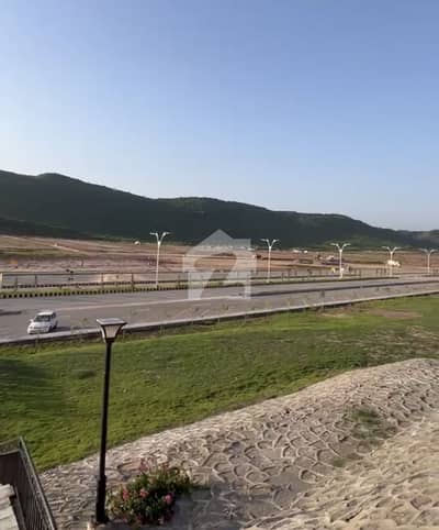 مارگلہ انکلیو اسلام آباد میں 1 کنال رہائشی پلاٹ 8.5 کروڑ میں برائے فروخت۔