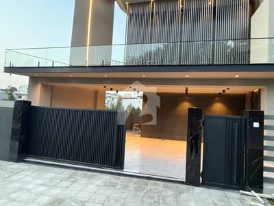 Designer House Front And Back Open In Heighted Area
