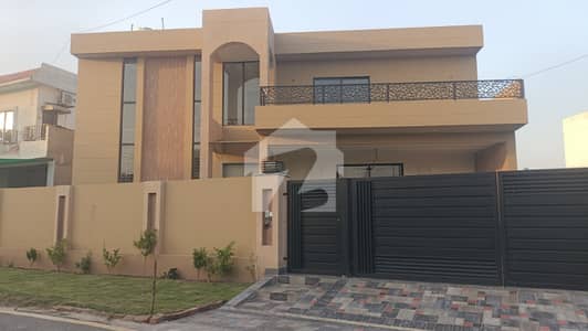 1 KANAL BRAND NEW HOUSE FOR SALE IN AWT PHase 1 Block A. 1 KANAL BRAND NEW HOUSE FOR SALE IN AWT PHase 1 Block A.