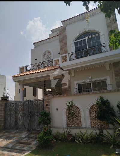 ڈی ایچ اے 9 ٹاؤن ۔ بلاک سی ڈی ایچ اے 9 ٹاؤن,ڈیفنس (ڈی ایچ اے),لاہور میں 3 کمروں کا 5 مرلہ مکان 3.35 کروڑ میں برائے فروخت۔