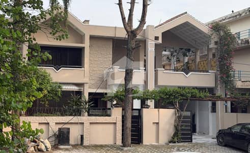 آئی ۔ 8 اسلام آباد میں 11 کمروں کا 1 کنال مکان 22.0 کروڑ میں برائے فروخت۔