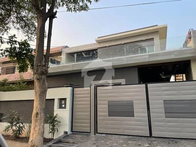 DHA Phase 3 10 Marla Fully Renovated House | 4 Beds | Tile Flooring