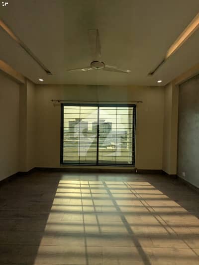 10 MARLA 3 BEDROOM APARTMENT AVAILABLE FOR RENT