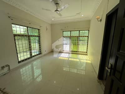 S[PACIOUS AND BRIGHT HOUSE FOR RENT IN G-6