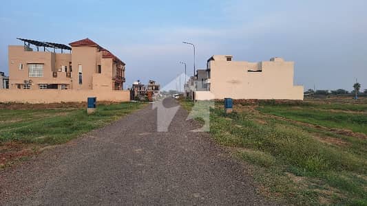 10 Marla Plot for Sale in paragon city lahore attractive location