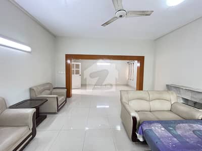 ایف ۔ 8 اسلام آباد میں 4 کمروں کا 1 کنال مکان 7.0 لاکھ میں کرایہ پر دستیاب ہے۔