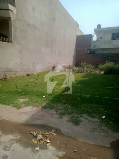 سبزہ زار سکیم لاہور میں 10 مرلہ رہائشی پلاٹ 2.3 کروڑ میں برائے فروخت۔