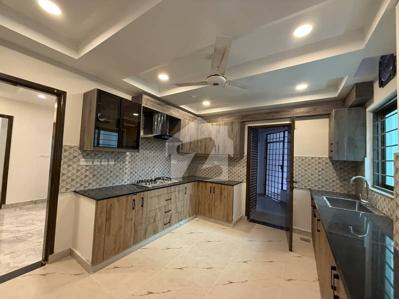 13 MARLA 4 BEDROOM APARTMENT AVAILABLE FOR RENT 13 MARLA 4 BEDROOM APARTMENT AVAILABLE FOR RENT