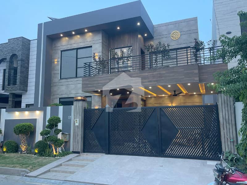 10 Marla Beautiful & Lavish House for Sale 10 Marla Beautiful & Lavish House for Sale