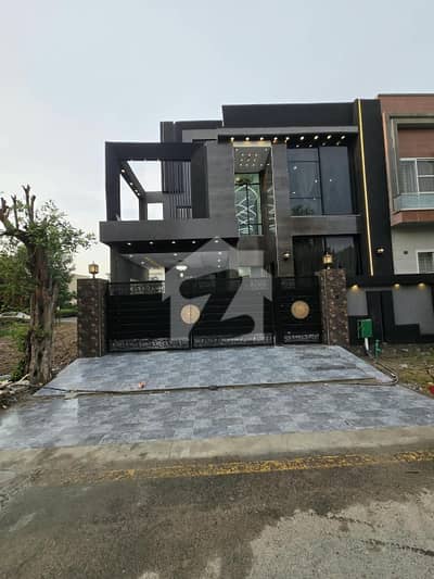 بحریہ نشیمن لاہور میں 5 کمروں کا 8 مرلہ مکان 2.6 کروڑ میں برائے فروخت۔ بحریہ نشیمن لاہور میں 5 کمروں کا 8 مرلہ مکان 2.6 کروڑ میں برائے فروخت۔