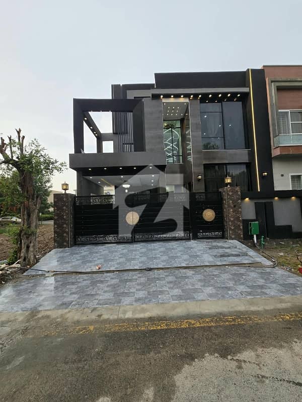 بحریہ نشیمن لاہور میں 5 کمروں کا 8 مرلہ مکان 2.6 کروڑ میں برائے فروخت۔ بحریہ نشیمن لاہور میں 5 کمروں کا 8 مرلہ مکان 2.6 کروڑ میں برائے فروخت۔