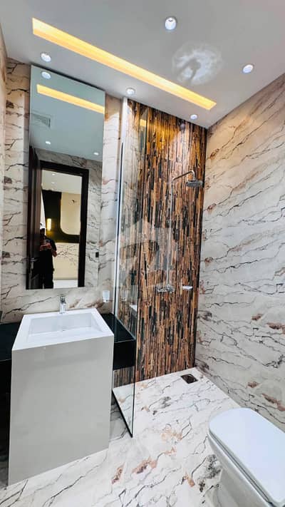 10 Marla Lower Portion Hot Location In Bahria Town Near To Park School