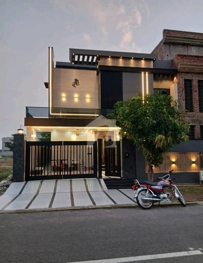 A Prime Location 10 Marla House Has Landed On Market In Royal Palm City - Block D Of Gujranwala