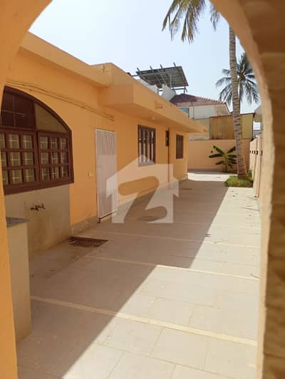 Defence phase 5.4 bedroom 1000 yards house for rent