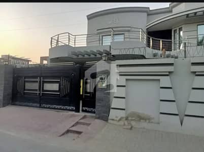 علامہ اقبال ٹاؤن رحیم یار خان میں 6 کمروں کا 1 کنال مکان 5.5 کروڑ میں برائے فروخت۔