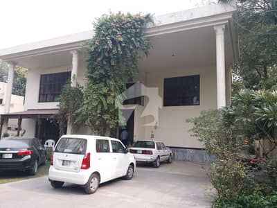 ماڈل ٹاؤن لاہور میں 5 کمروں کا 2 کنال مکان 5.0 لاکھ میں کرایہ پر دستیاب ہے۔