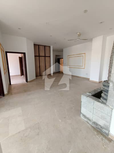 Spacious 3 bed apartment for rent (office and residential)