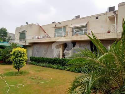 ماڈل ٹاؤن لاہور میں 8 کمروں کا 4 کنال مکان 16.5 لاکھ میں کرایہ پر دستیاب ہے۔