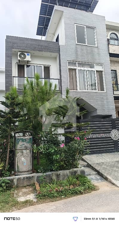 ڈی ۔ 12 اسلام آباد میں 4 کمروں کا 4 مرلہ مکان 4.75 کروڑ میں برائے فروخت۔