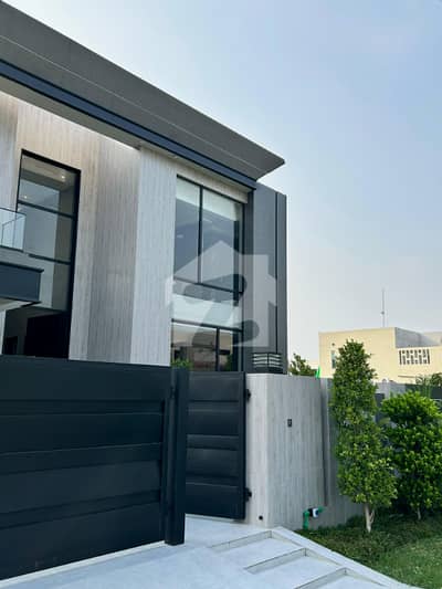 ULTRA MODERN 1 KANAL HOUSE FOR SALE | 5 BEDROOMS | DUAL LIVING ROOMS | DUAL KITCHENS | 2 SERVANT QUARTERS | 4-CAR PARKING | GREEN LAWN