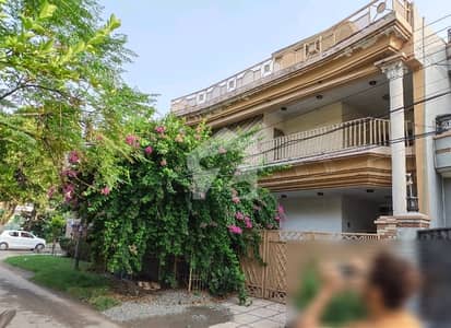 علامہ اقبال ٹاؤن لاہور میں 4 کمروں کا 10 مرلہ مکان 3.75 کروڑ میں برائے فروخت۔