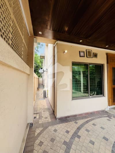 Fully Renovated Corner House with Basement 12KV Solar For Rent