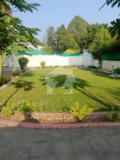 ای ۔ 7 اسلام آباد میں 6 کمروں کا 2 کنال مکان 7.5 لاکھ میں کرایہ پر دستیاب ہے۔