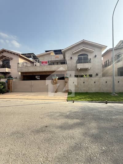 17 MARLA 5 BEDROOM HOUSE AVAILABLE FOR RENT 15KVA SOLAR INSTALLED
