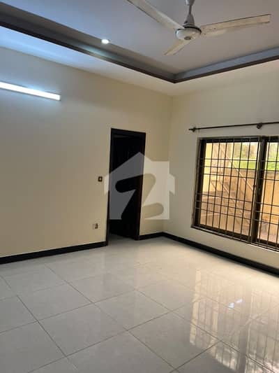 20 Marla Corner Independent Gate Upper Portion Available For Rent