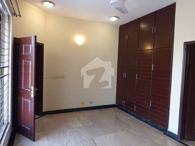 1 KANAL VERY BEAUTIFUL UPPER PORTION AVAILABLE FOR RENT