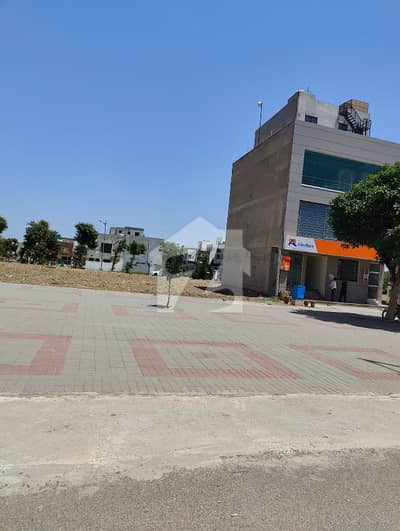 CORNER COMMERCIAL PLOT ON PRIME LOCATION WITH WIDE 50 WED PARKING SPACE AVAILABLE FOR SALE IN NEW LAHORE CITY PHASE 2 MAIN BOULEVARD 150 FEET ROAD
