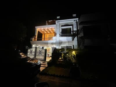 بحریہ آرچرڈ لاہور میں 5 کمروں کا 8 مرلہ مکان 2.75 کروڑ میں برائے فروخت۔