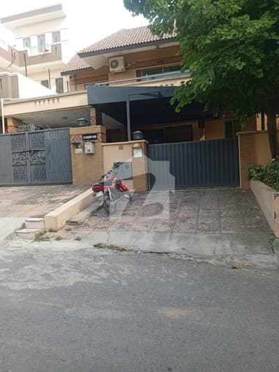 Top Location Liveable One Kanal House Available In F-11/2 Size 50*90 Near Markaz