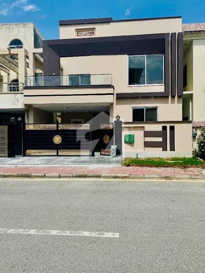 بحریہ نشیمن ۔ زِنیا بحریہ نشیمن,لاہور میں 5 کمروں کا 8 مرلہ مکان 2.7 کروڑ میں برائے فروخت۔