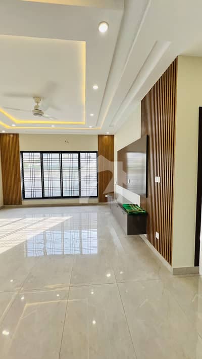 10 MARLA UPPER PORTION AVAILABLE FOR RENT