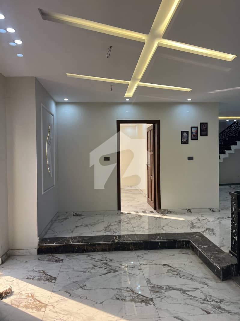 10 Marla Luxury house available for rent 10 Marla Luxury house available for rent