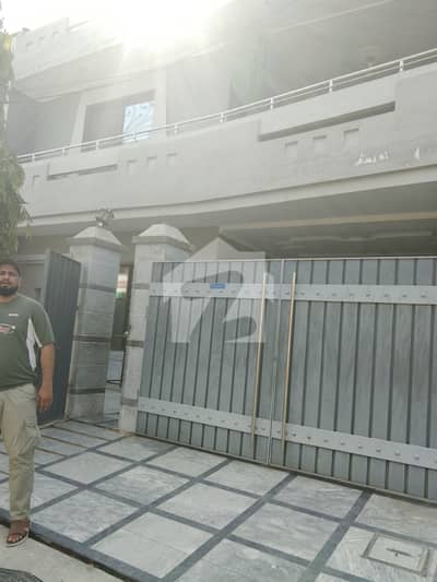 سبزہ زار سکیم لاہور میں 4 کمروں کا 10 مرلہ مکان 3.8 کروڑ میں برائے فروخت۔