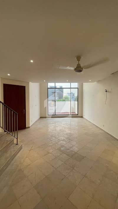 7 marla Brand new villah with 5 bed room 6 Bath room with 2 kitchen 1 drawing room and Dining room Car porch and near 150 feet road ready to move