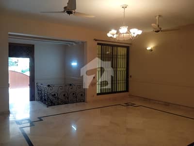 ڈی ۔ 12 اسلام آباد میں 5 کمروں کا 10 مرلہ مکان 9.75 کروڑ میں برائے فروخت۔