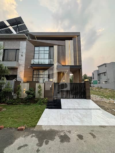 5 Marla Beautiful Modern Design Solid Manison For Rent In DHA Lahore