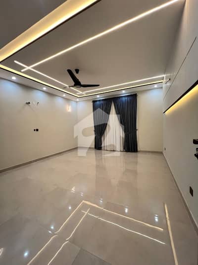 10 MARLA COMMERCIAL BUILDING MAIN COLLEGE ROAD LAHORE