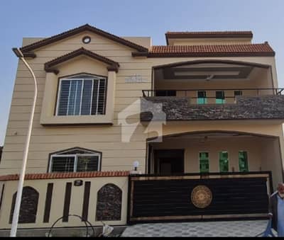 10 Marla house block L, corner house  6 bedrooms with attached washrooms  2 kitchen 2 tv lounge  2 drawing  servent quater  Water boring installed