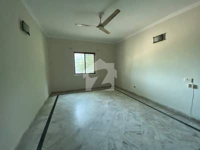 رحمان گارڈنز لاہور میں 3 کمروں کا 15 مرلہ فلیٹ 1.8 کروڑ میں برائے فروخت۔