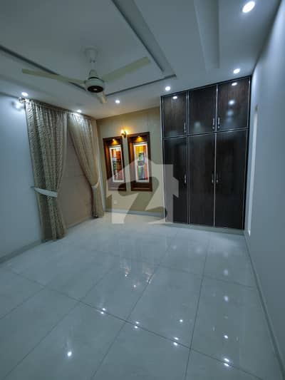 11 MARLA PRIME LOCATION GROUND FLOOR AVAILABLE FOR RENT