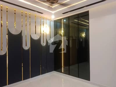 Ready To Buy A House 10 Marla In Bahria Town - Sector E