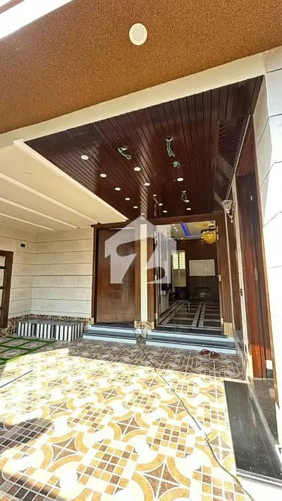 8 Marla Slighlty Used House Available for Sale in Umar Block, Sector B, Bahria Town Lahore