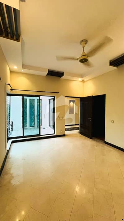 10 MARLA NEAT & WELL-MAINTAINED HOUSE FOR RENT DHA PHASE 5