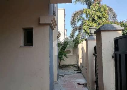 عسکری 11 عسکری,لاہور میں 3 کمروں کا 10 مرلہ مکان 5.5 کروڑ میں برائے فروخت۔