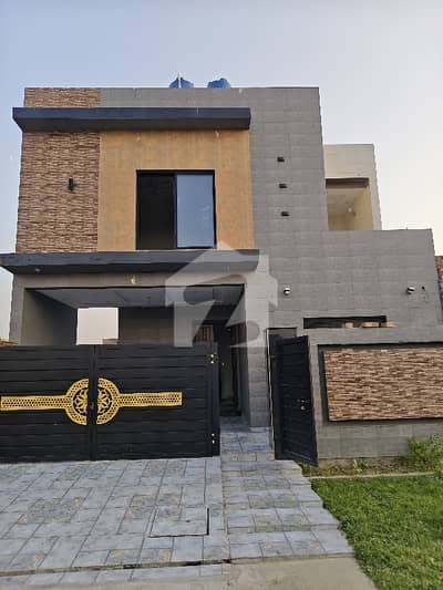 ایل ڈی اے ایوینیو لاہور میں 5 کمروں کا 10 مرلہ مکان 3.45 کروڑ میں برائے فروخت۔