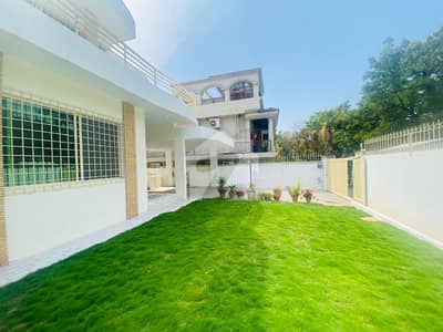 ایف ۔ 8 اسلام آباد میں 5 کمروں کا 1 کنال مکان 12.0 لاکھ میں کرایہ پر دستیاب ہے۔